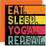 Verjaardagskaart grappig voor haar of hem - Eet, slaap, yoga, herhaal - gelukkige verjaardagskaarten voor meditatie Asana's meditatie liefhebbers geschenken, 145 mm x 145 mm verjaardagswenskaarten
