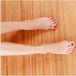 Merkloos / Sans marque Poster - Women's Legs with Red Toenails on Wood - 80x80 cm (Matte)