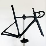 Cadre de vélo de course RF035 - Entièrement en carbone - Aérodynamique - Freins à disque - Convient aux pneus jusqu'à 700 x 32C - Passage de câbles interne, BSA et Di2 - 485 mm, noir, sans logo