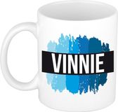 Bellatio Decorations Vinnie naam cadeau koffie mok - beker - met blauw verfstrepen - Cadeau collega - vaderdag - verjaardag - meester - coach - 300 ml - wit