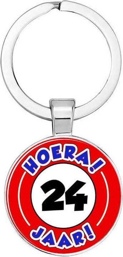 Akyol - Hoera 24 jaar Sleutelhanger - Verjaardag - Jarige job - Leuke kado voor iemand die bijna jarig is - Unisex