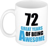 Bellatio Decorations Verjaardag 72 jaar Koffiemok Cadeau - Great years of being awesome - wit/blauw - beker - Jubileum - voor heren - mannen