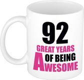 Bellatio Decorations Shoppartners Bv Verjaardag 92 jaar Koffiemok Cadeau - Great years of being awesome - wit/roze - beker - Jubileum - voor dames - vrouwen