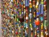 Unyqoos® Glasparel gordijn (vliegenraam) – multicolor, 40 strengen met belletjes, echte glasparels uit India, 90x200 cm, ca. 10 kg, inclusief metalen ophangsysteem