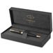 Parker Sonnet Balpen, matzwarte lak met gouden versiering, medium punt, zwarte inkt, geschenkdoos