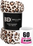 Bellatio Design Cadeau verjaardag 60 jaar vrouw - Fleece plaid/deken luipaard print met 60 great years awesome mok