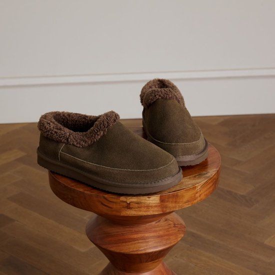 Manfield - Heren - Donkerbruine suède pantoffels met imitatie wol - Maat 46