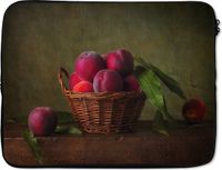 SleevesAndCases Laptophoes 17 inch - Mand - Pruim - Roze - Rustiek - Fruit - Stilleven - Laptop sleeve - Zwarte achterkant