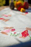 VERVACO Borduurpakket Voorbedrukt Tafelkleed Kruissteek PAASHAZEN IN TULPENTUIN