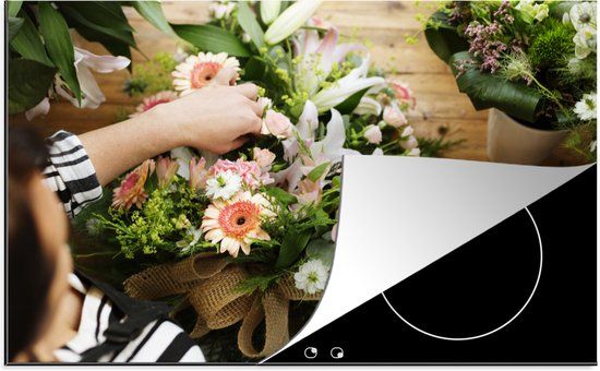 KitchenYeah® Inductie beschermer 77x51 cm - Bloemist maakt een boeket bloemen - Inductiebeschermer