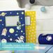 Merkloos Thijox - Etui met 4 knopen voor jongens en meisjes | Vilten schooletui in blauw met astronautenmotief