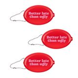 Fisura – Ovale rubberen portemonnee “Better late” roze. Retro model met ketting, mini portemonnee voor in de zak, unisex accessoire perfect als cadeau. 3 stuks.