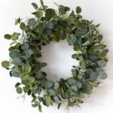 HomeKaren Eucalyptuskransen voor voordeur, 56 cm, handgemaakte groene bladerenkrans voor zomer, lente en alle seizoenen, groene bloemenkrans voor muur en buiten