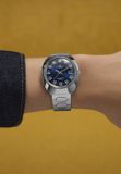 Timex Q Timex 1972 "Time Machine" Quartz Analoog Horloge Zilverkleurig En Blauw Kast Gemaakt Van 100% Roestvrij Staal En Een Armband Van 100% Roestvrij Staal 39 TW2Y33100AJ