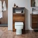 Hudson Reed WC-Ombouw 60cm met Open Plank en LED-Verlichting Donker Eiken - Exton Toilet Staand - Inbouw Reservoir met Zwarte Spoelknop | Hoxton