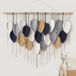 Unyqoos® Grand tapis mural bohème tissé avec pompons faits à la main pour une décoration murale élégante