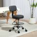 Fauteuil de travail ergonomique, siège à roulettes pour studio, repose-pieds réglable, siège pivotant à 360°, dimensions 52x52x92 cm, teinte noire