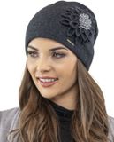 Vivisence Dames Wintermuts - Wollen Breisel Met Bloemapplicatie en Plooien Achter Voor Aansluitende Pasvorm - Houdt Heerlijk Warm Op Koude Dagen en Voelt Zacht Aan Zonder Statisch Haar - Donkergrijs