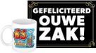 Bellatio Decorations Verjaardag cadeau koffiemok - thema 65 jaar - man - zwaarder- met gefeliciteerd ouwe zak wenskaart - A5 formaat - humor