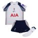 NIKE Tottenham Hotspur 2025/26 Stadium Home Dreiteiliges Nike Replika-fußballtrikot-set für Jüngere Kinder uniseks-kind voetbalshirt set