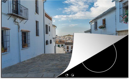 KitchenYeah® Inductie beschermer 77x51 cm - Een straat van Antequera Spanje - Inductie kookplaat accessoire - Multicolor