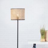 Lampe standard avec abat-jour en rotin, pied en bois et métal, et pédale. Douille E27