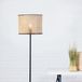 Lampe standard avec abat-jour en rotin, pied en bois et métal, et pédale. Douille E27