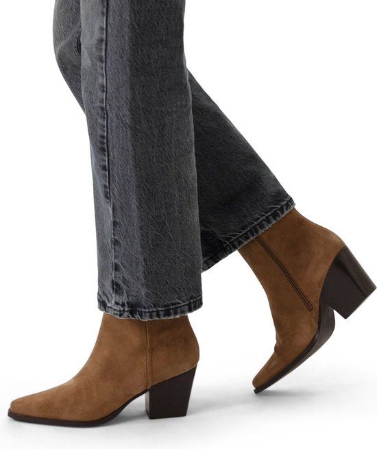 Manfield Dames Beige Suède Enkellaarsjes met Hak - Maat 40