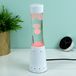 Fisura – 7 kleuren led-lavalamp met ontspannend effect. Kleurveranderend met witte basis. Cadeau. Afmetingen: 30 cm x 9 cm x 9 cm.