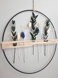 Unyqoos® Couronne de fleurs séchées – décoration artisanale de fleurs séchées avec anneau en métal et ruban de jute, petite décoration pour porte et mur, diamètre 20 cm