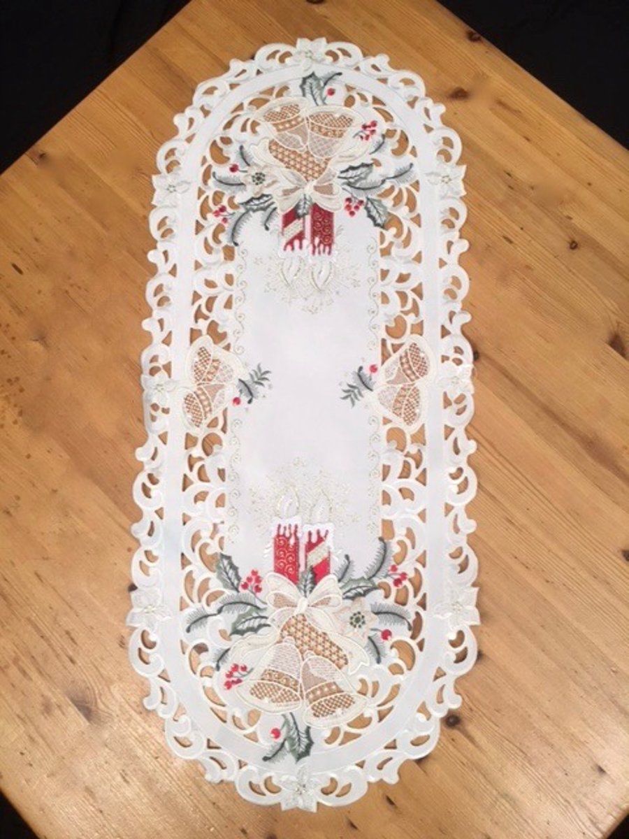 Tafelkleedjes.nl Kerstkleed - Creme met rode kaarsen en bel- Loper 70x40 cm - 8675R
