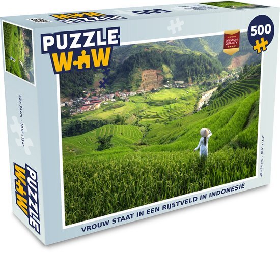 MuchoWow Puzzel Vrouw staat in een rijstveld in Indonesië - Legpuzzel - Puzzel 500 stukjes