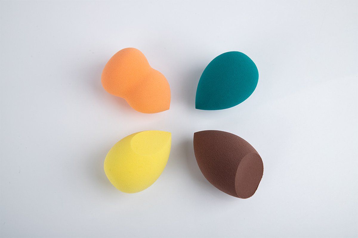 Lipa Beauty Blender 4 stuks - Make up spons - 4 Blenders - Latexvrij - Geurvrij - geschikt voor iedere huid - Make up sponge - Voor foundation, blush en primer - Makkelijk schoon te maken
