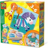 SES Creative - Klei vormen knippen - 3 kleuren klei (3x40g) - met veilige kinderschaar en herbruikbare klei kaarten - glutenvrij