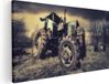 Artaza Canvas Schilderij Oude Tractor op het Grasveld - 100x50 cm