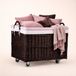 The Wicker Stories Grote mand van donker riet op wielen met handgrepen