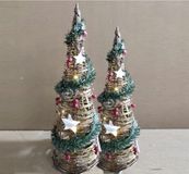 Gerimport LED kegels/piramide kerstboom lampen - set van 2x formaten - rotan - met licht