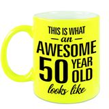Bellatio Decorations Awesome 50 year old looks like - cadeau koffiemok - fluor geel - 330ml -