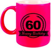 Bellatio Decorations Happy Birthday 60 years cadeau mok / beker met wimpel - 330 ml - neon roze - verjaardagscadeau