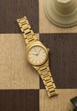 Timex Q Timex Continental Mini Quartz Analoog Horloge Goudkleurig Kast Gemaakt Van 100% Roestvrij Staal En Een Armband Van 100% Roestvrij Staal 24 TW2Y68300AJ, TW2Y68500AJ, TW2Y77400AJ