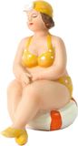Gerkimex Home decoratie beeldje dikke dame - zittend - geel badpak - 11 cm