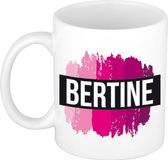 Bellatio Decorations Bertine naam cadeau koffie mok - beker - met roze verfstrepen - Cadeau collega - moederdag - verjaardag - juf - coach - 300 ml - wit