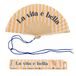 Fisura Originele waaiers met het opschrift "La Vita è Bella", moderne en kleurrijke houten waaiers, geel, gestreept, inclusief ophanglus, grappig cadeau-idee, 42,5 x 23 cm