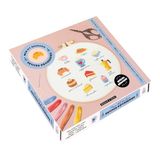 Mon kit broderie - Petites pâtisseries: Coffret spécial débutant avec 1 livret explicatif, 1 toile à broder, 3 aiguilles, 1 tambour et 5 échevettes de fil