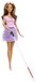 Barbie Poupée blonde vêtue d'une tenue de mode, avec des lunettes de soleil et une canne