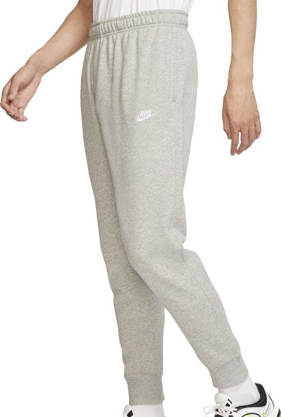 Nike M NSW CLUB JGGR FT Heren Sportbroek - DK GREY HEATHER/MATTE SILVER/(WHITE) - Maat XL