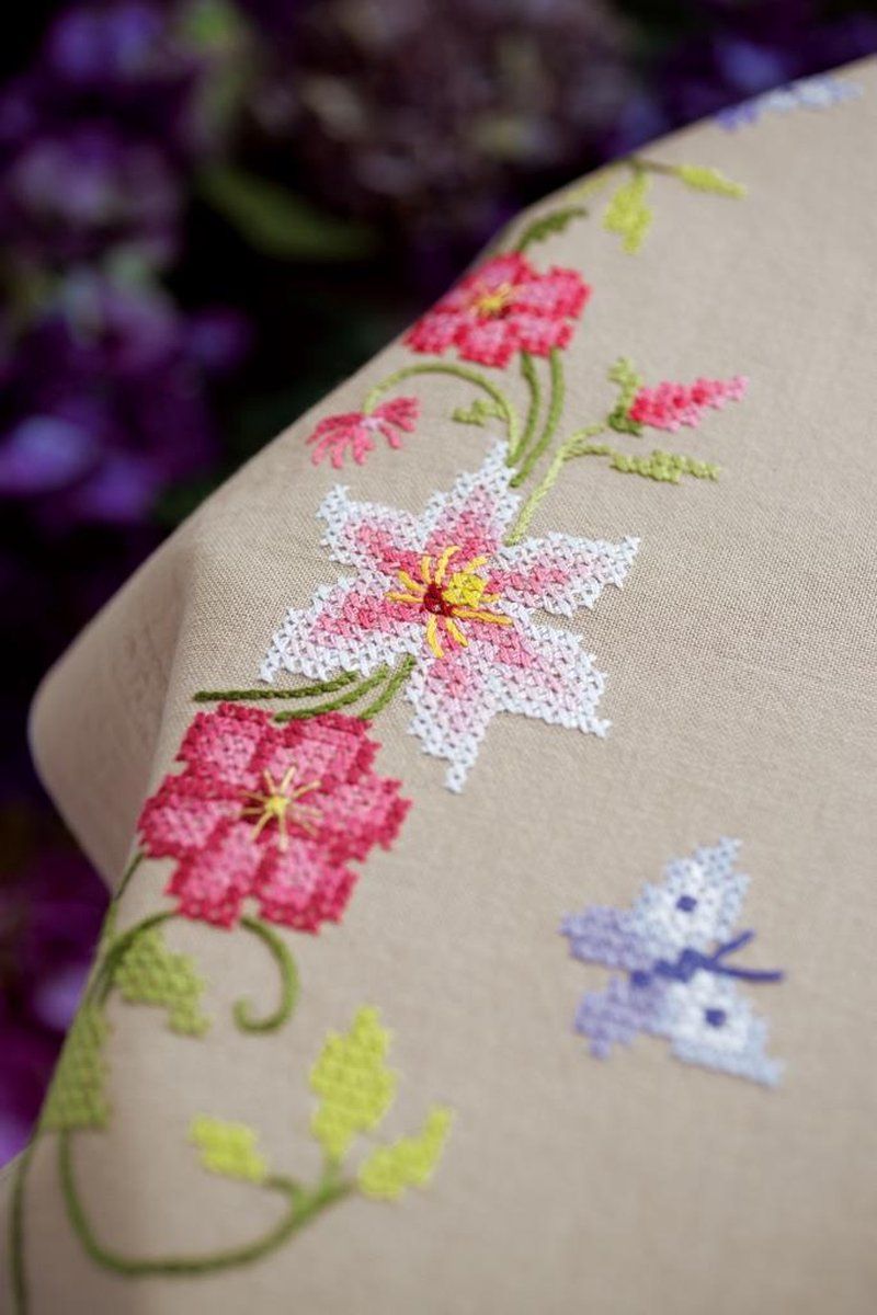 Vervaco Tafelkleed kit Roze bloemen met vlinders 80x80cm - Borduurpakket