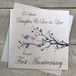 WHITE COTTON CARDS Wenskaart voor de eerste verjaardag, handgemaakt, opschrift "to a Special Daughter and Son-in-Law On Your First Anniversary", motief: Turtelduif, wit