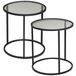 Deux tables d'appoint noires en métal avec plateau en verre