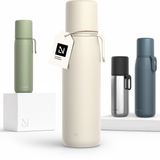 LARS NYSØM Thermosfles in roestvrij staal - Dubbelwandige geïsoleerde drinkfles met beker en draagriem, lekvrije metalen fles voor reizen, kantoor & buitenactiviteiten (Cream Beige)